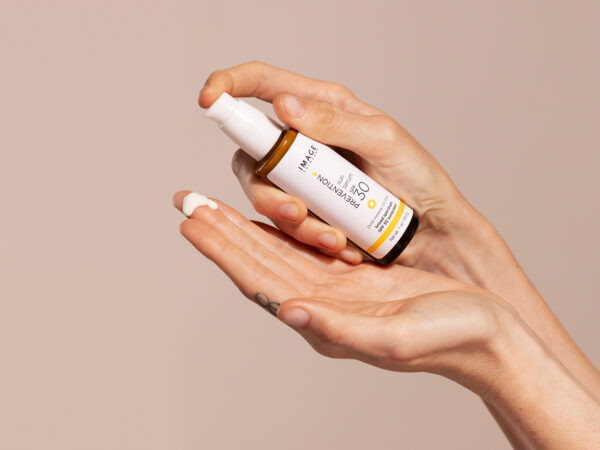 PPEU_113_PREVENTION__Sun_Serum_SPF_30_Lifestyle_f715